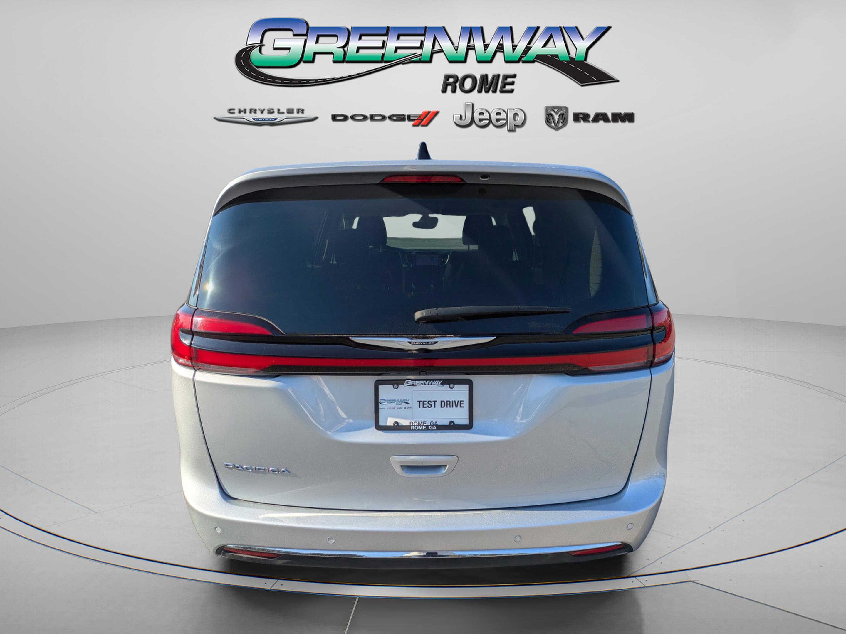 Used 2024 Chrysler Pacifica Touring-L FWD image 6