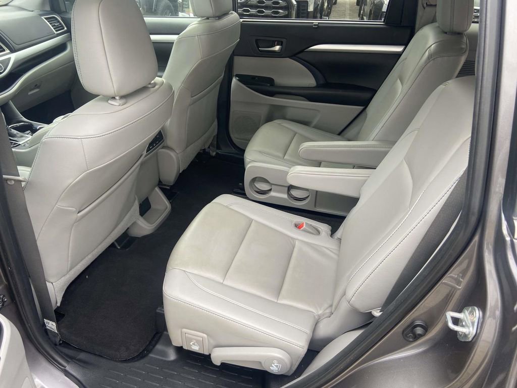 Used 2019 Toyota Highlander XLE image 23