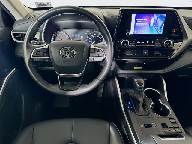 Certified 2025 Toyota Highlander XLE FWD image 25