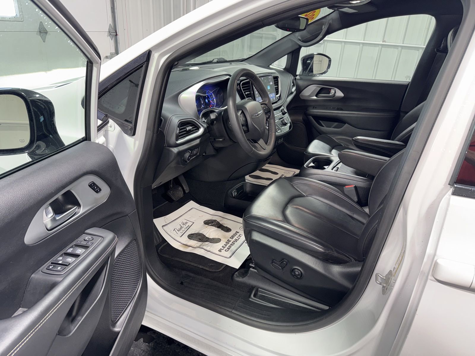 Used 2024 Chrysler Pacifica Select image 22