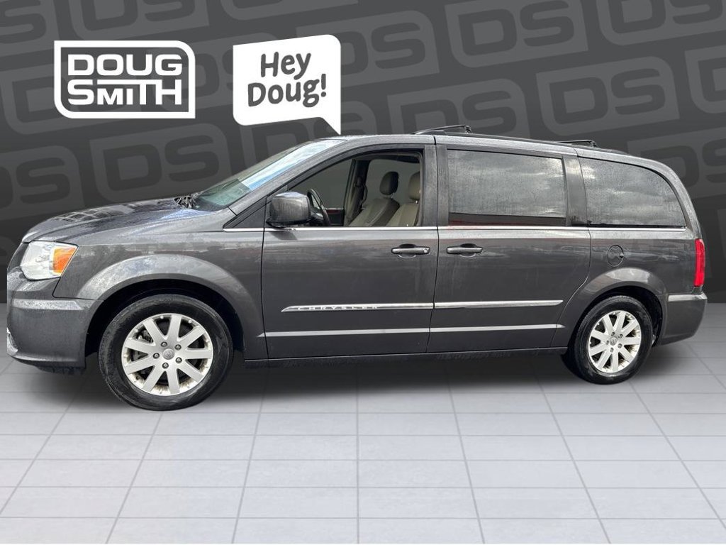 Used 2016 Chrysler Town & Country Touring FWD image 3