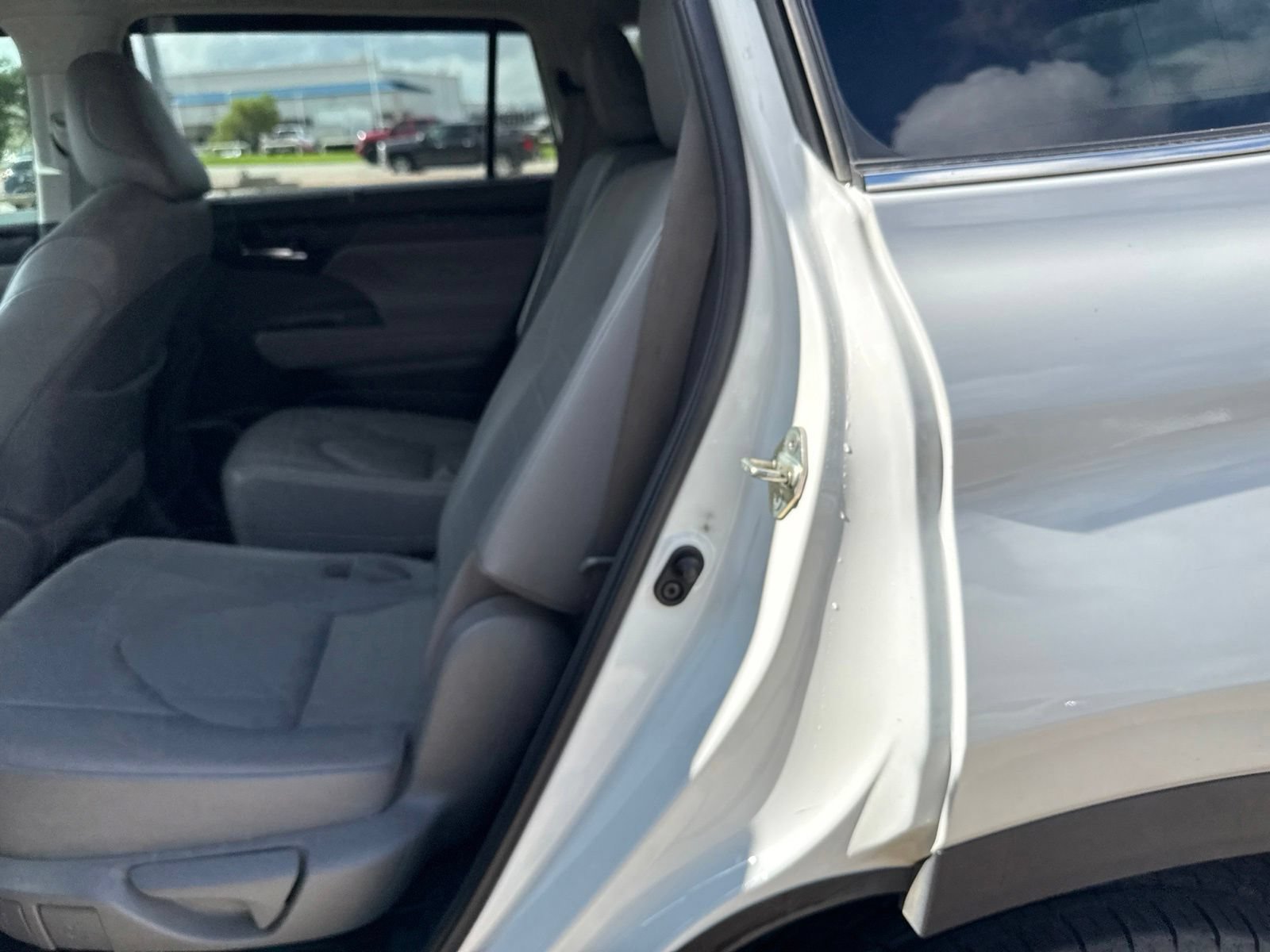 Used 2020 Toyota Highlander XLE AWD/4WD image 11