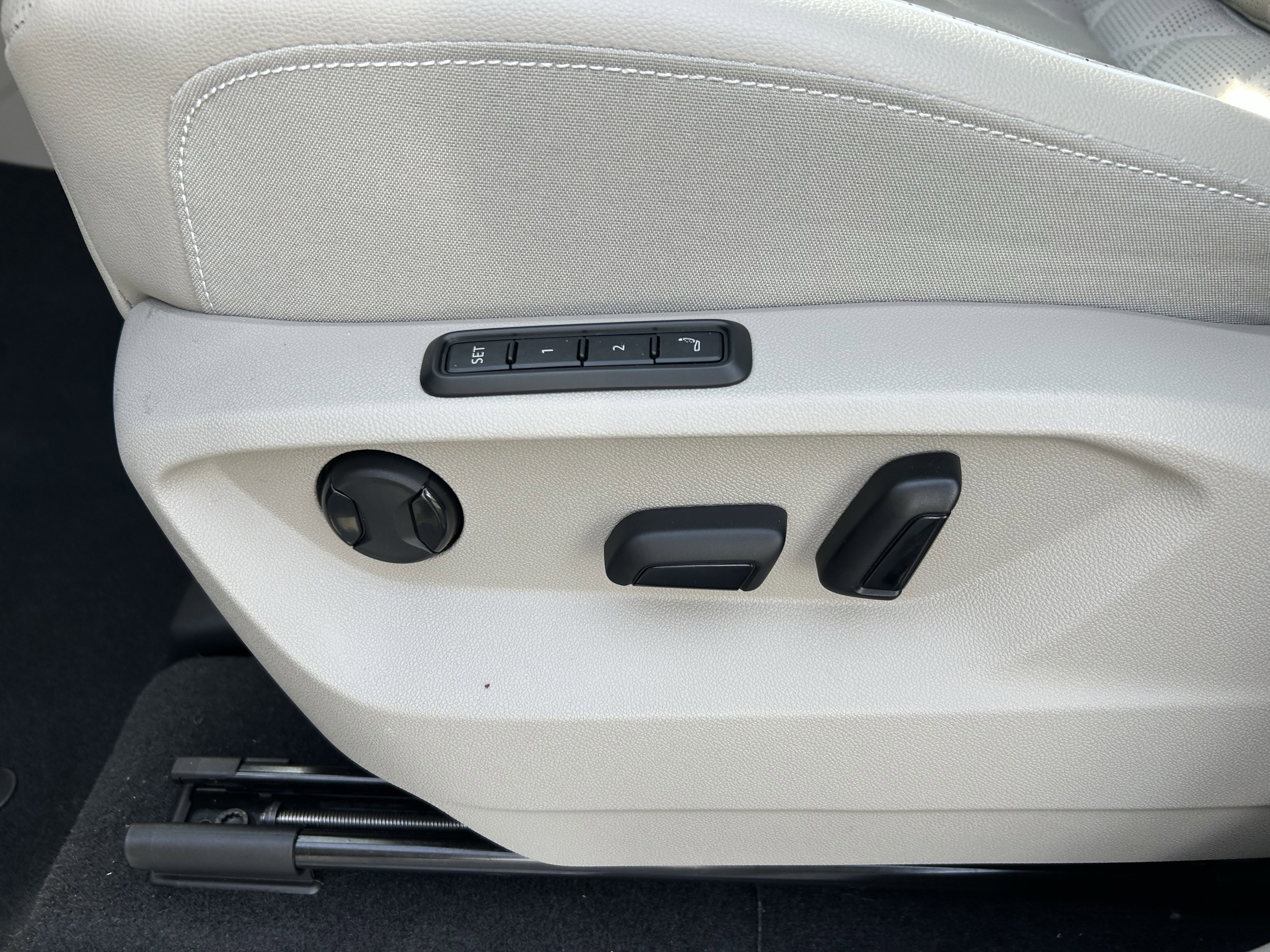 Certified 2025 Volkswagen Atlas SEL Premium R-Line image 22