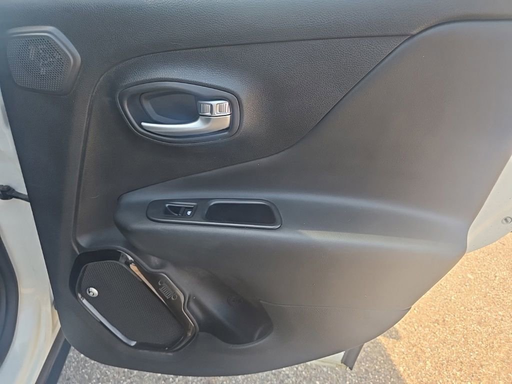 Used 2017 Jeep Renegade Altitude AWD/4WD image 22