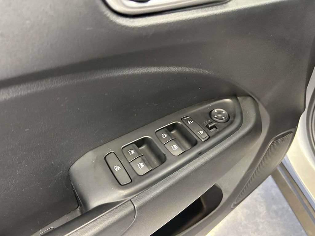Used 2025 Hyundai Venue SEL FWD image 18