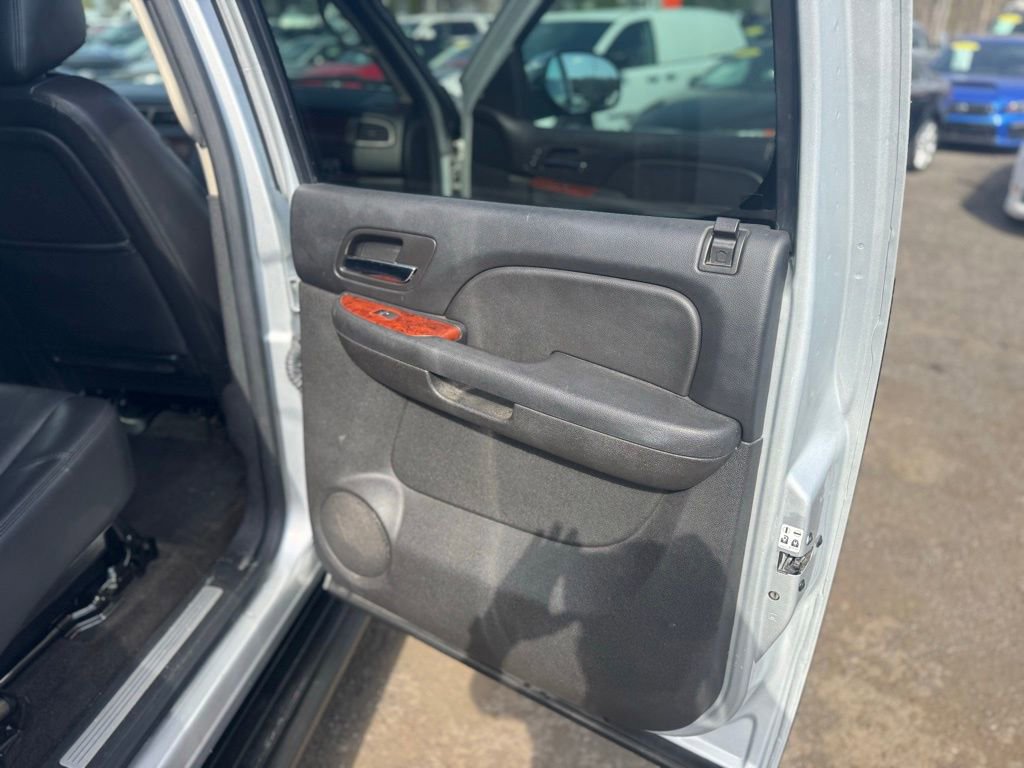 Used 2013 Chevrolet Avalanche LTZ AWD/4WD image 21