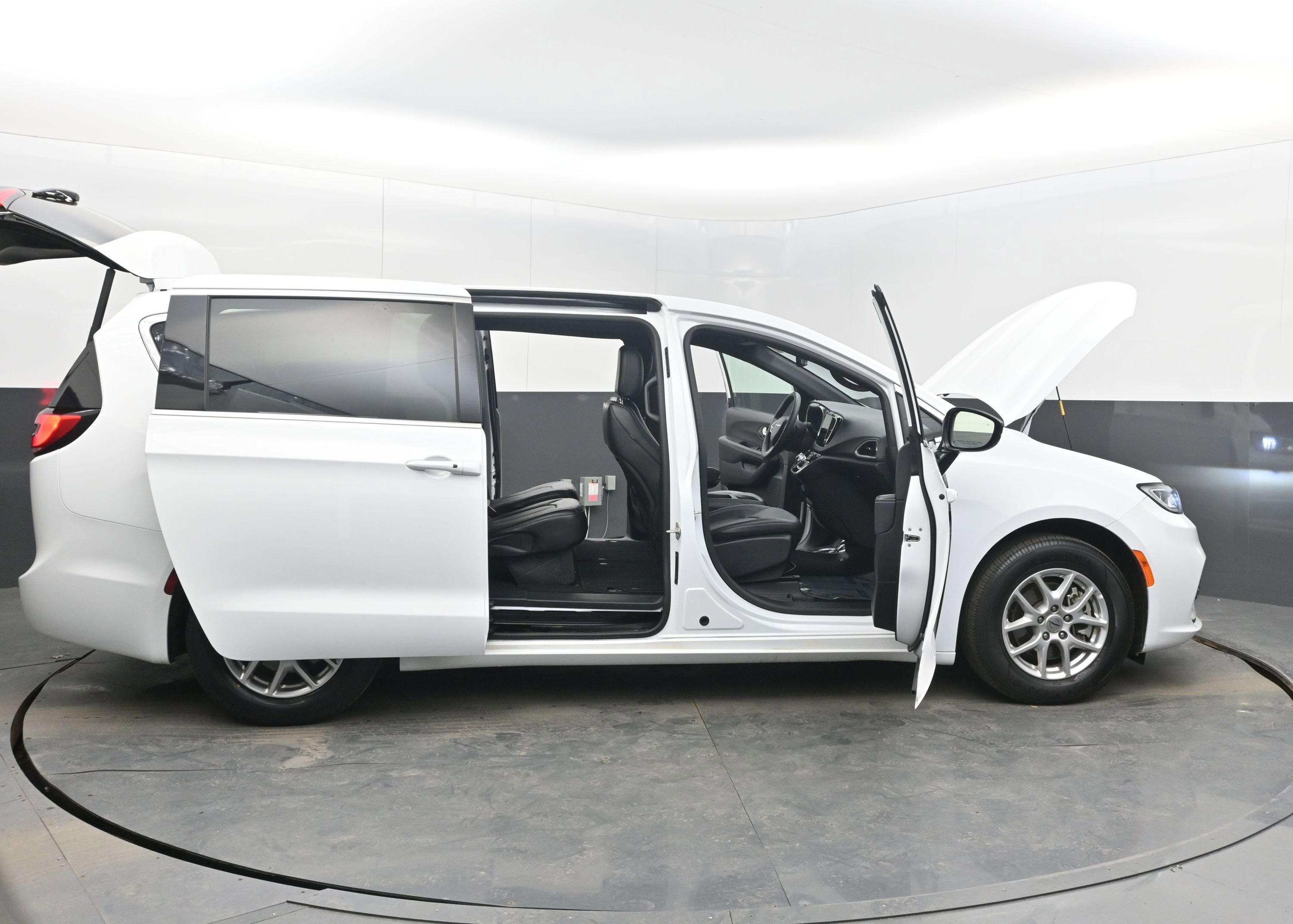 Used 2025 Chrysler Pacifica Select image 41