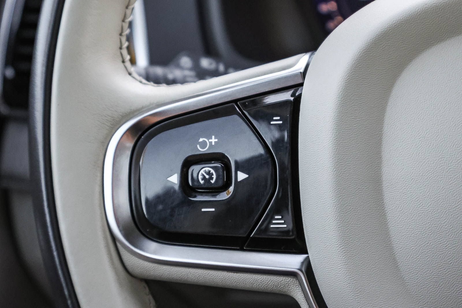 Used 2024 Volvo XC90 B6 Plus AWD/4WD image 35