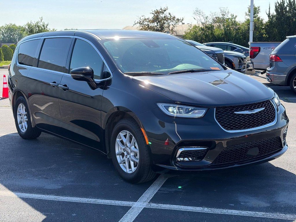 Used 2025 Chrysler Pacifica Select FWD image 3