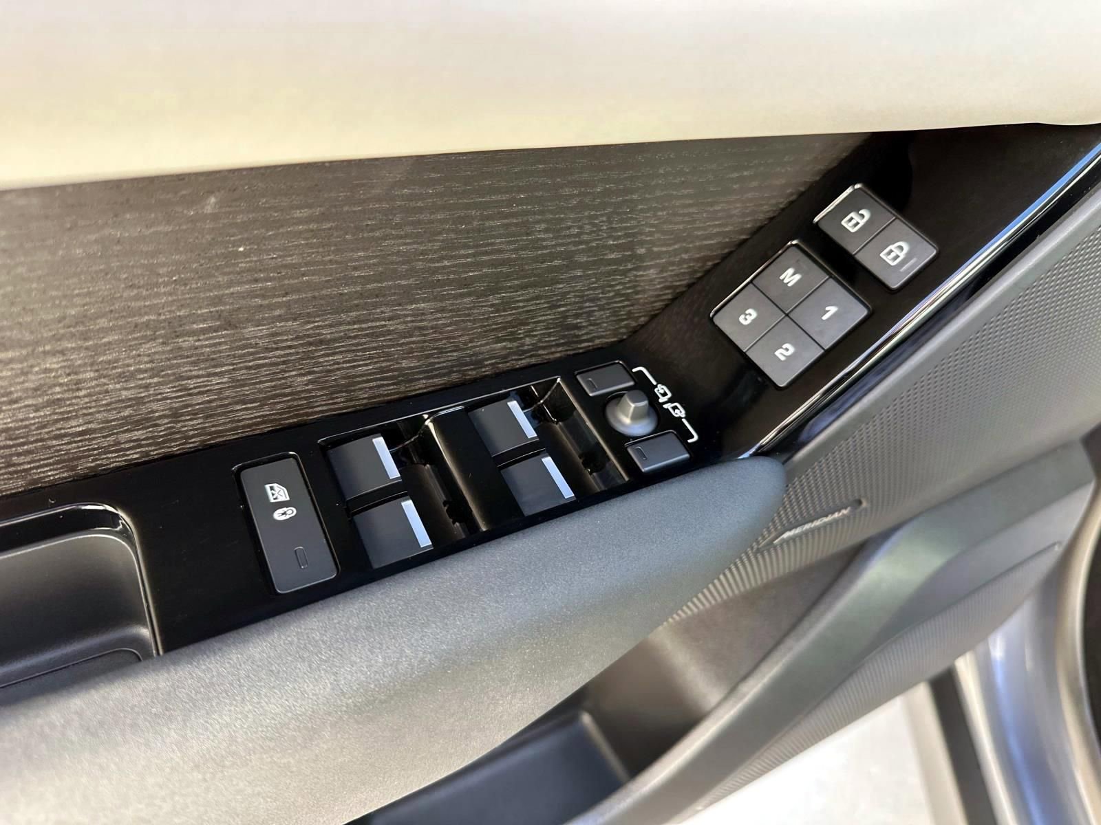 Used 2025 Land Rover Range Rover Velar S image 10