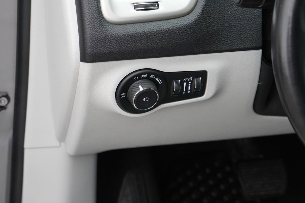 Used 2018 Jeep Compass Latitude w/ Cold Weather Group AWD/4WD image 17