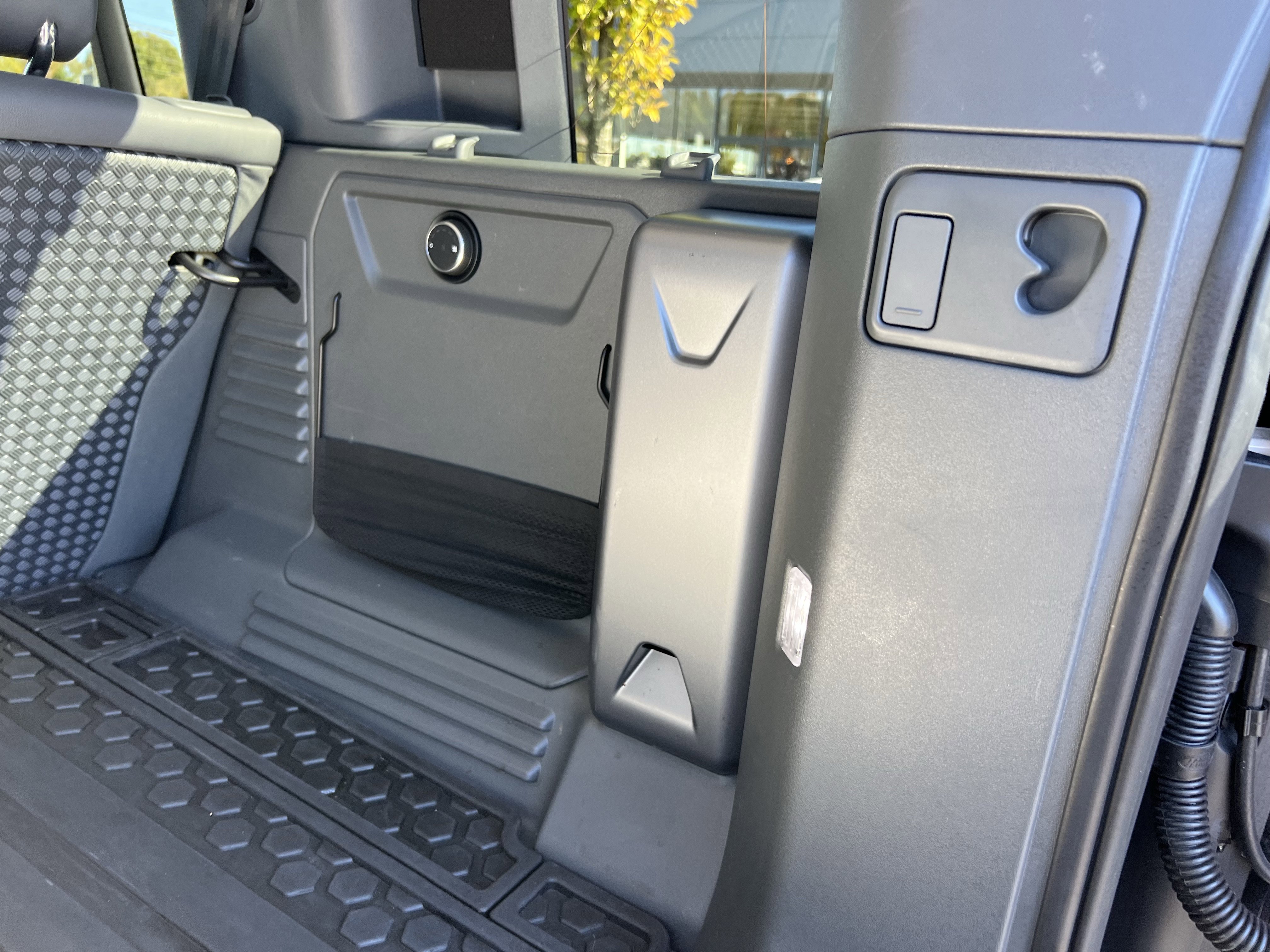 Used 2023 Land Rover Defender 110 X-Dynamic SE image 32
