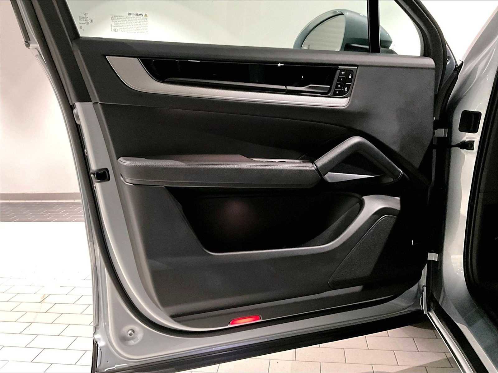 Used 2025 Porsche Cayenne S image 26