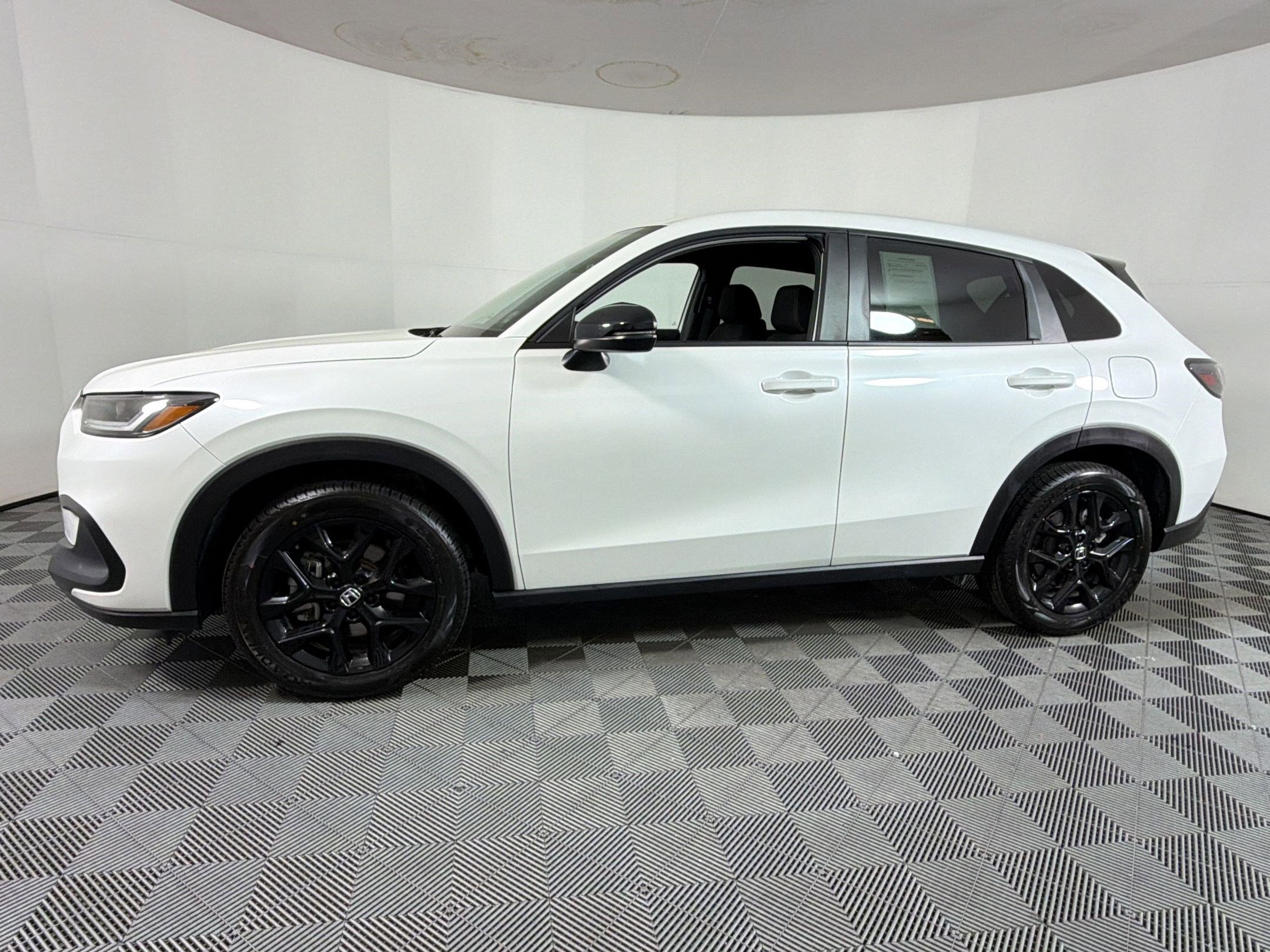 Used 2023 Honda HR-V Sport image 2