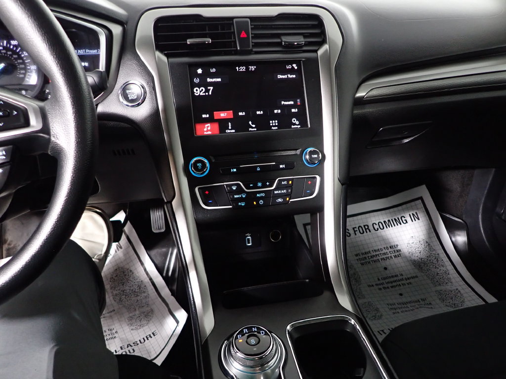 Used 2017 Ford Fusion SE w/ Fusion SE Technology Package FWD image 26