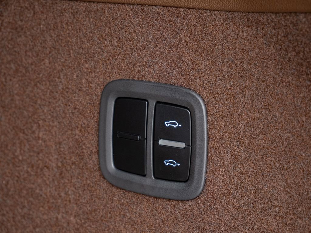 Certified 2023 Porsche Cayenne Platinum Edition image 32