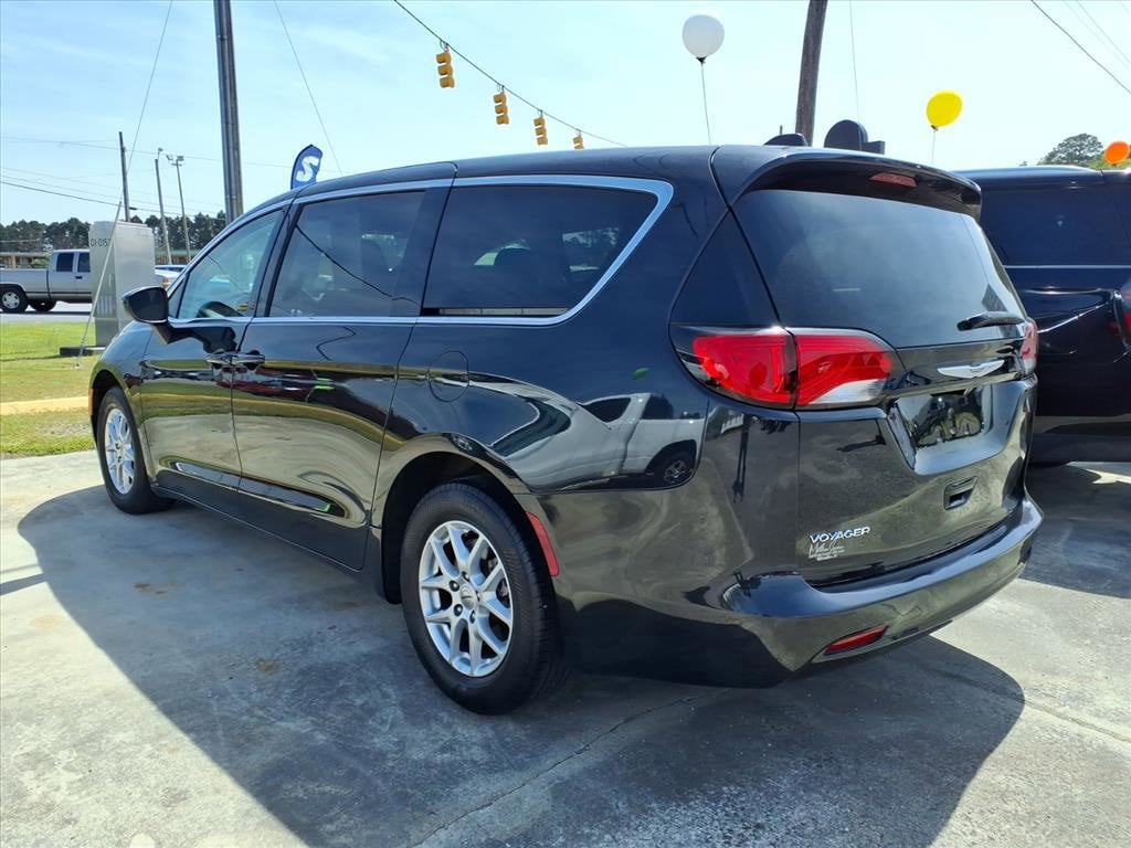 Used 2022 Chrysler Voyager LX FWD image 4