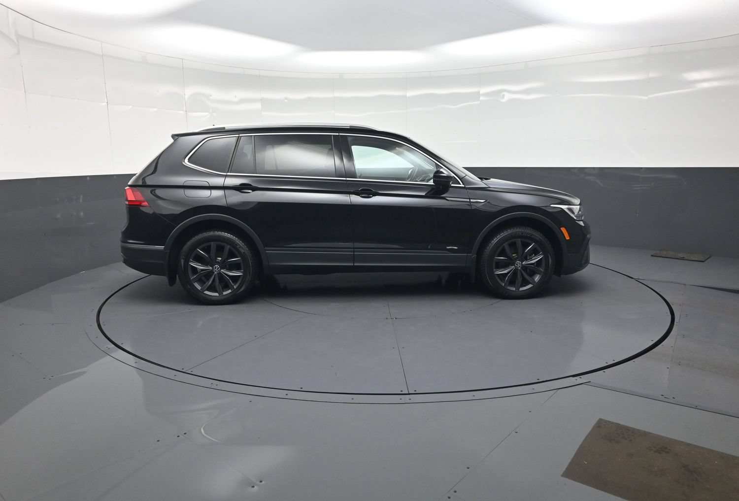 Used 2023 Volkswagen Tiguan SE AWD/4WD image 2