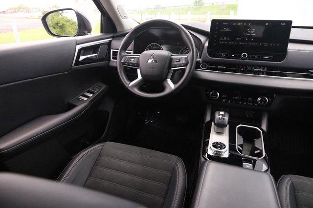 Used 2025 Mitsubishi Outlander SE AWD/4WD image 24