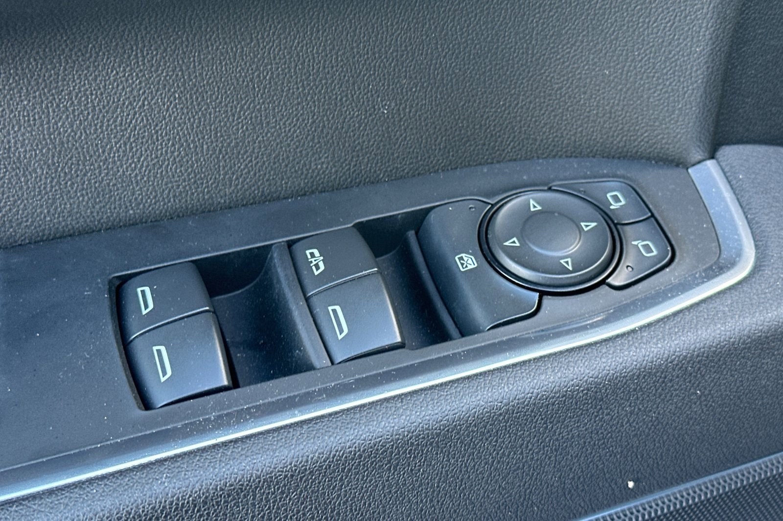 Used 2025 Chevrolet Silverado 1500 LT image 13