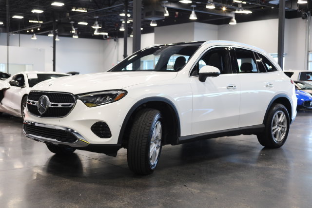 Used 2023 Mercedes-Benz GLC 300 4MATIC image 3