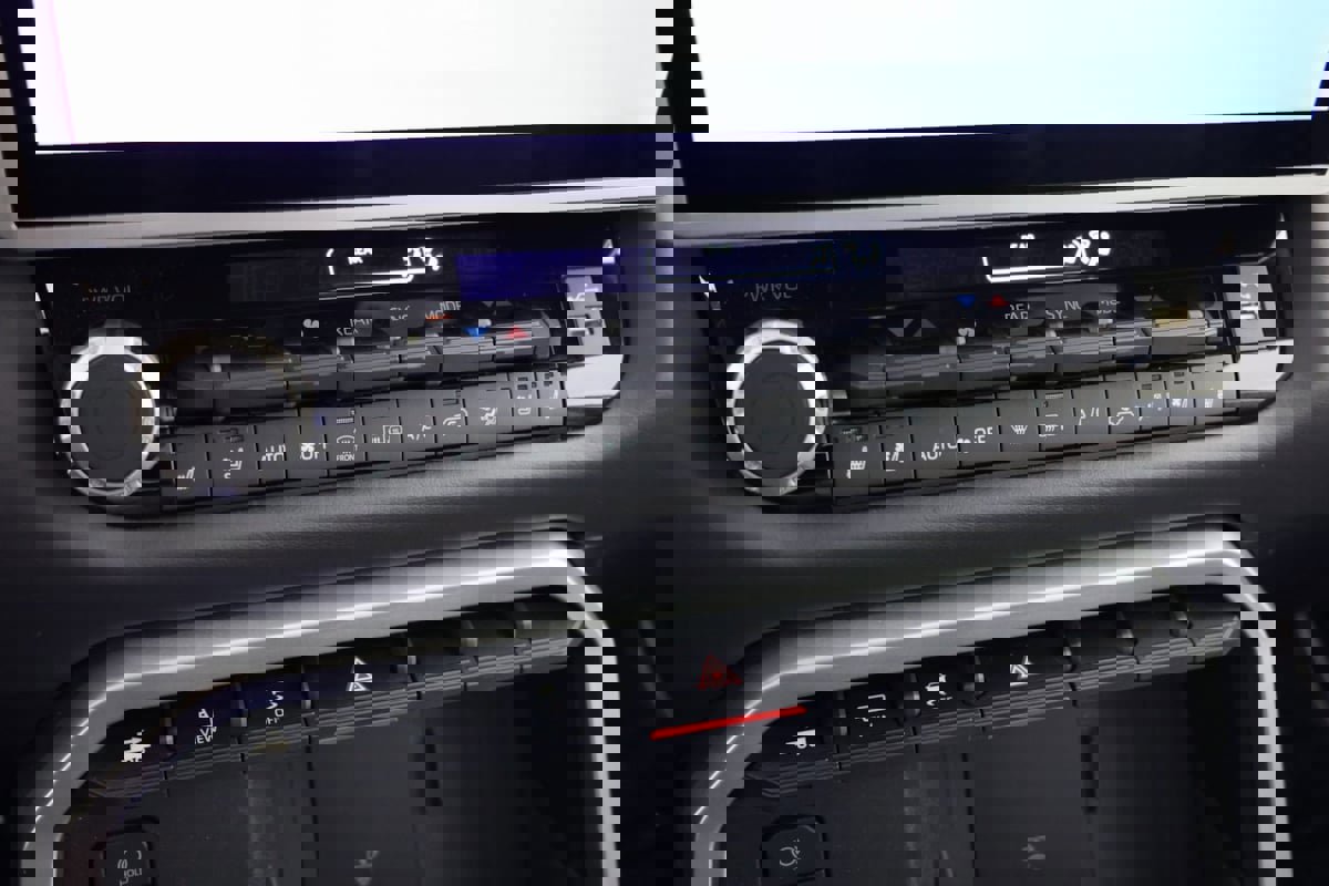 Used 2025 Toyota Sequoia Platinum image 33