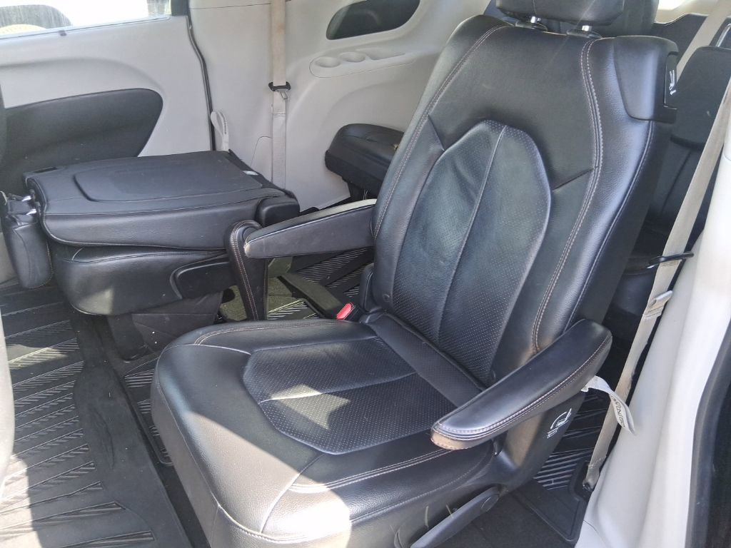 Used 2018 Chrysler Pacifica Touring-L FWD image 18