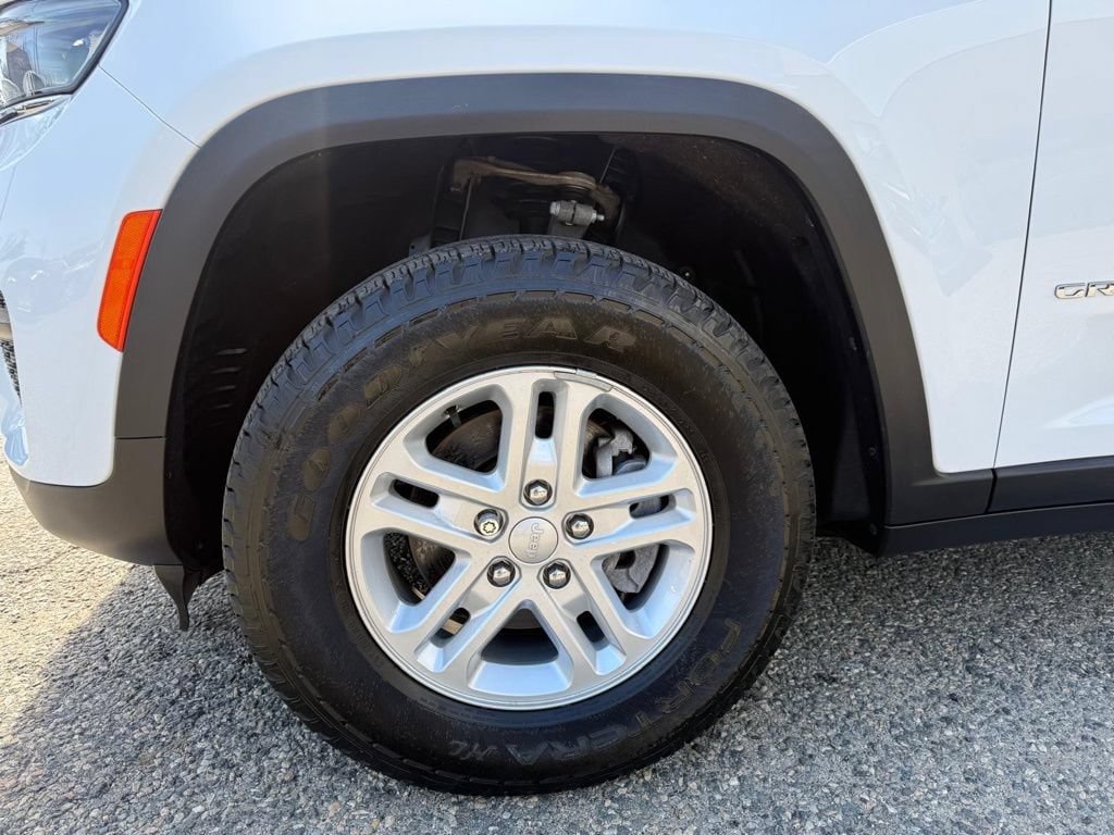Used 2023 Jeep Grand Cherokee Laredo AWD/4WD image 11