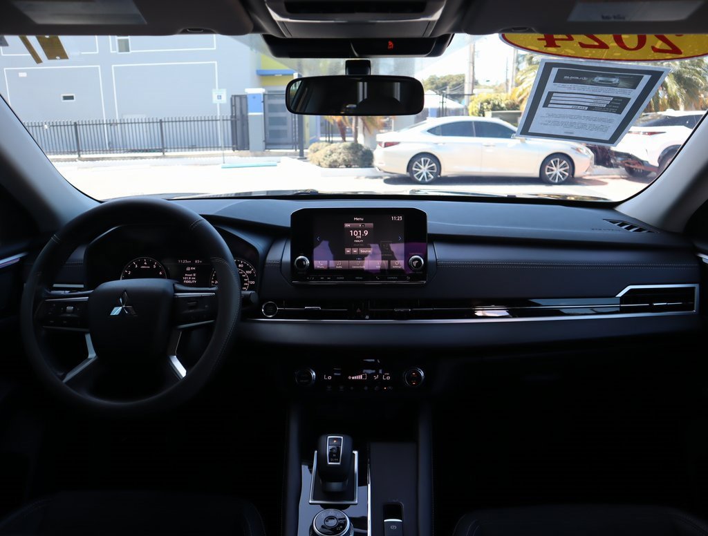 Used 2024 Mitsubishi Outlander SE Black Edition image 30