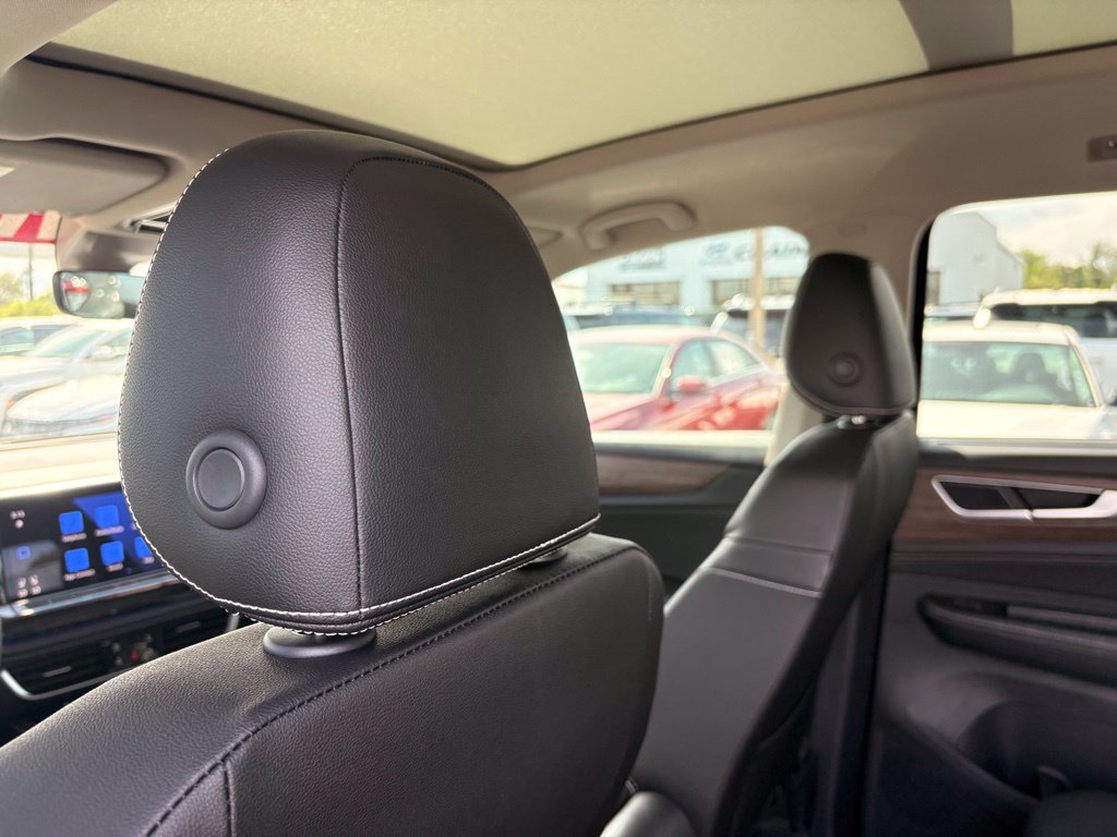 Used 2025 Volkswagen Atlas SEL AWD/4WD image 29