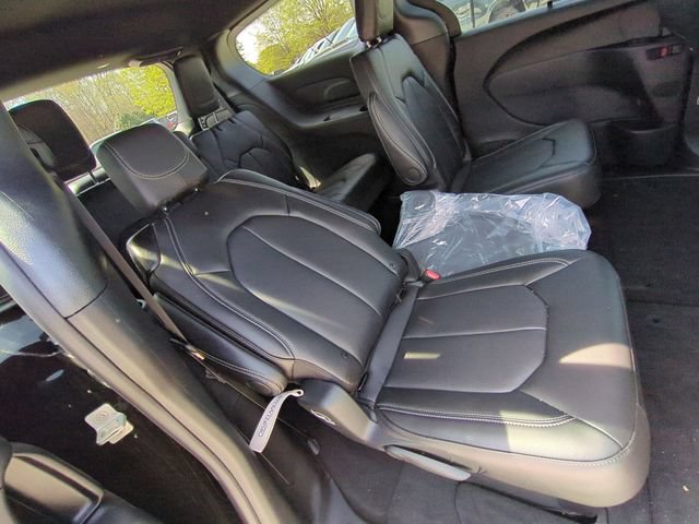 New 2026 Chrysler Pacifica Select FWD image 32
