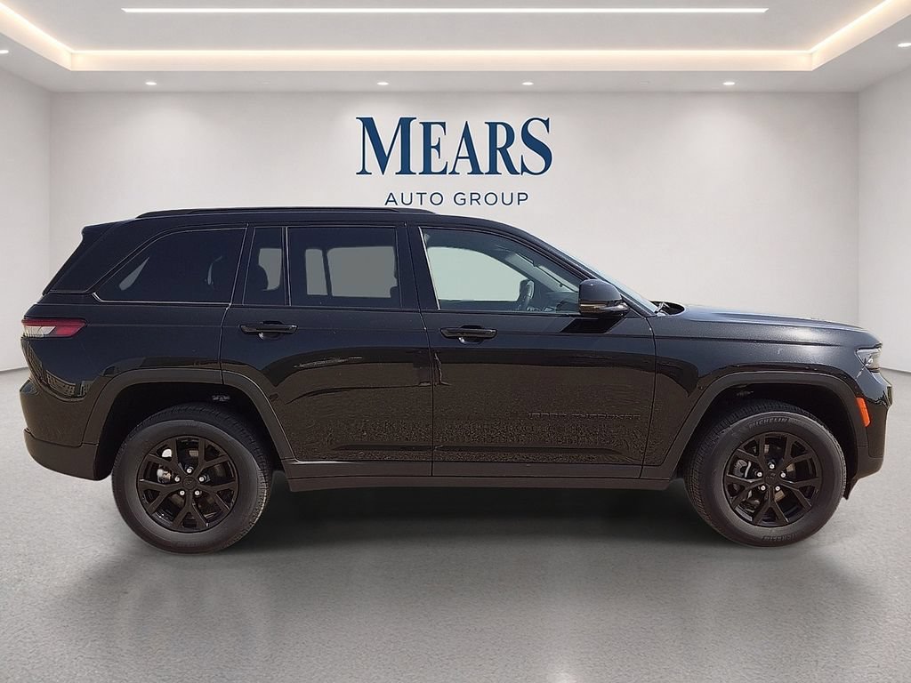 Used 2025 Jeep Grand Cherokee Altitude AWD/4WD image 6