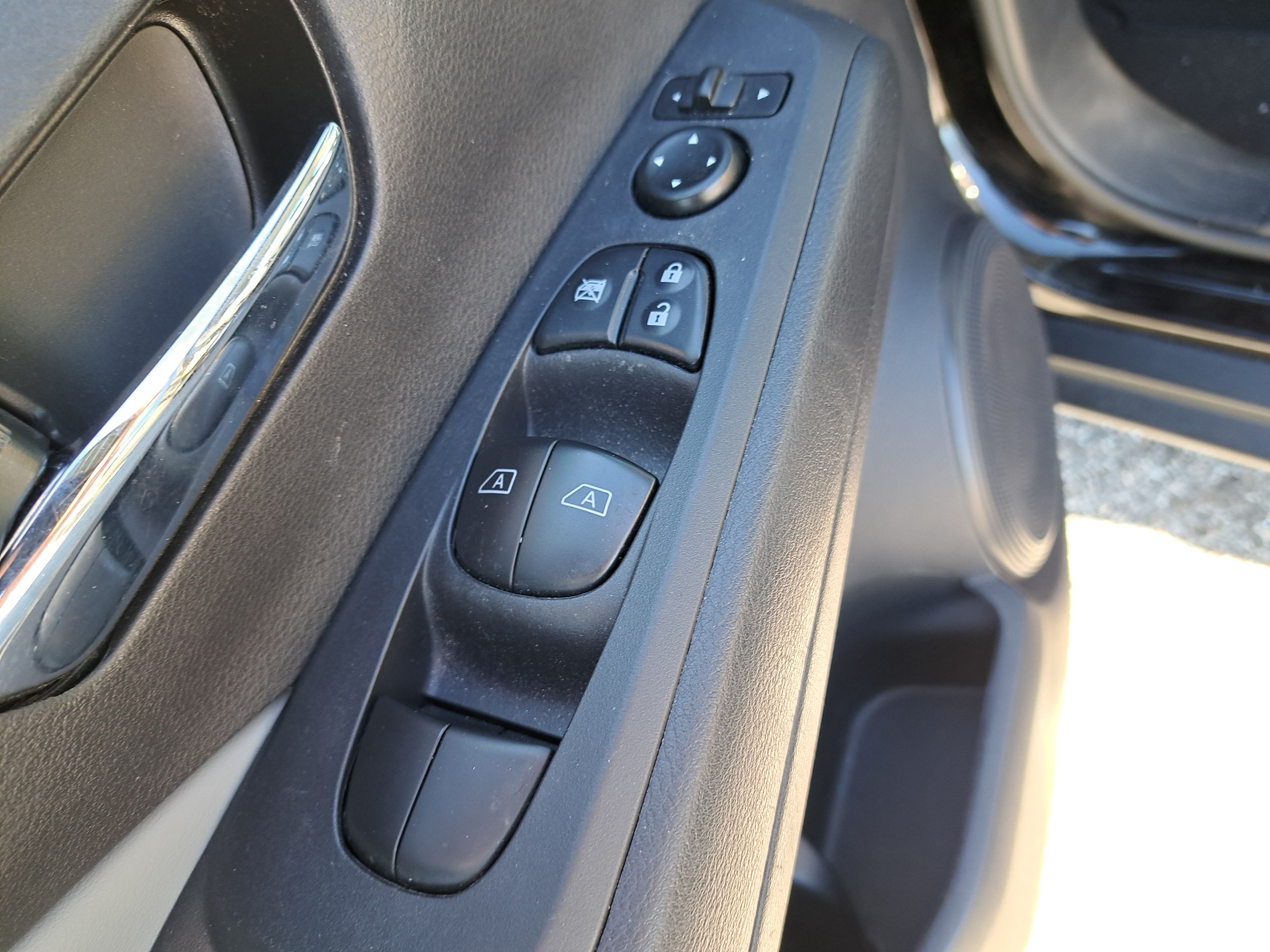 Certified 2024 Nissan Kicks SR w/ SR Premium Package FWD image 17