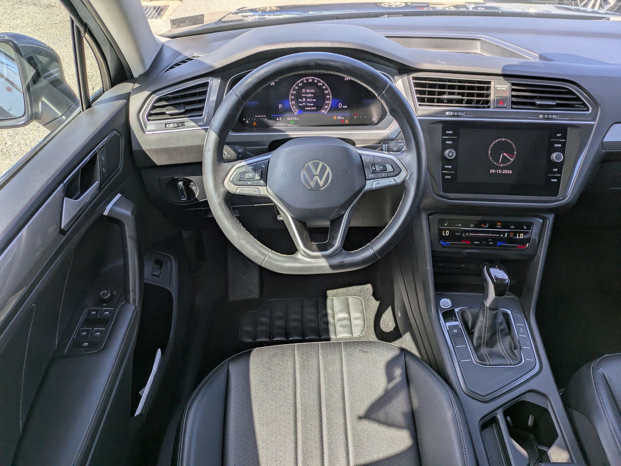 Used 2024 Volkswagen Tiguan SE w/ Panoramic Sunroof Package FWD image 16