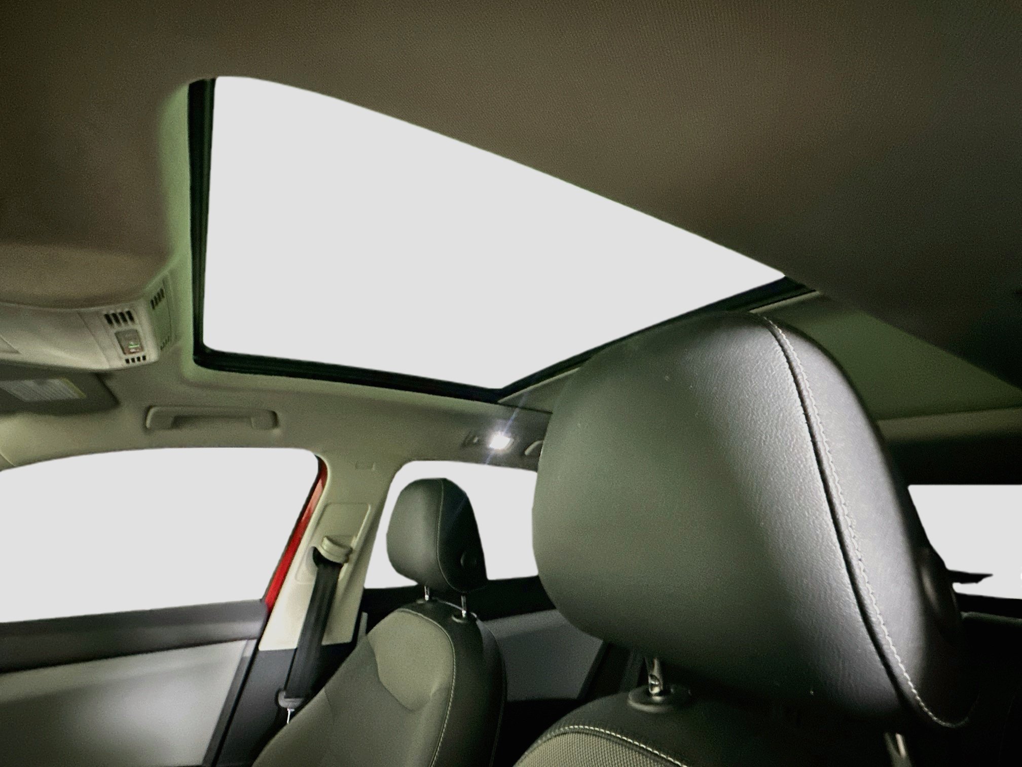 Used 2022 Volkswagen Taos SE w/ Panoramic Sunroof Package FWD image 27