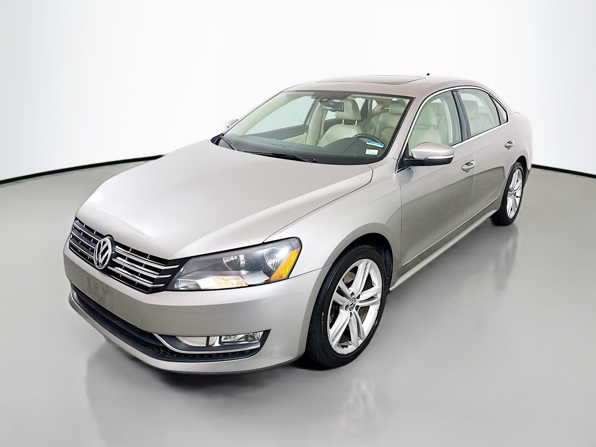 Used 2014 Volkswagen Passat TDI SEL Premium FWD image 3
