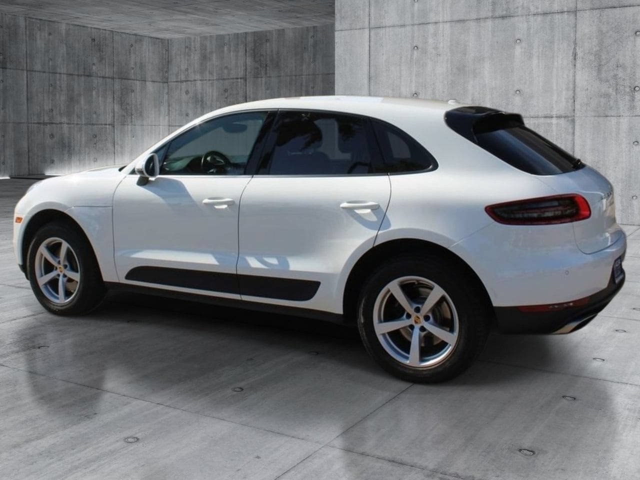 Used 2017 Porsche Macan AWD/4WD image 3