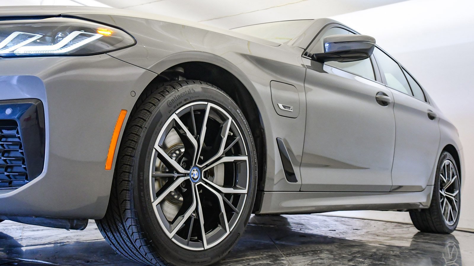 Certified 2022 BMW 530e w/ Premium Package image 10