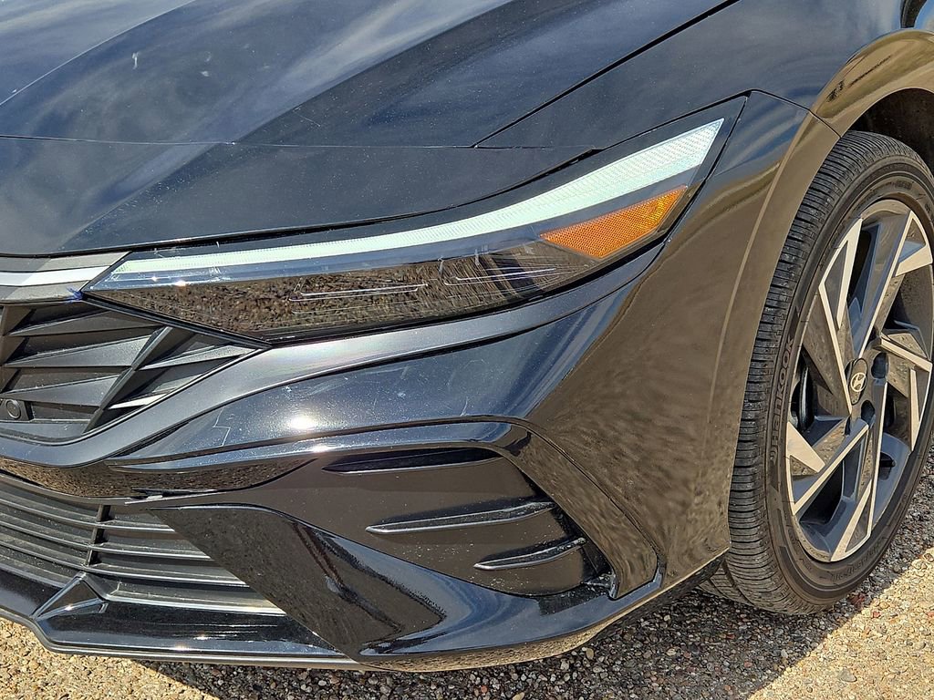 Used 2025 Hyundai Elantra Limited image 9