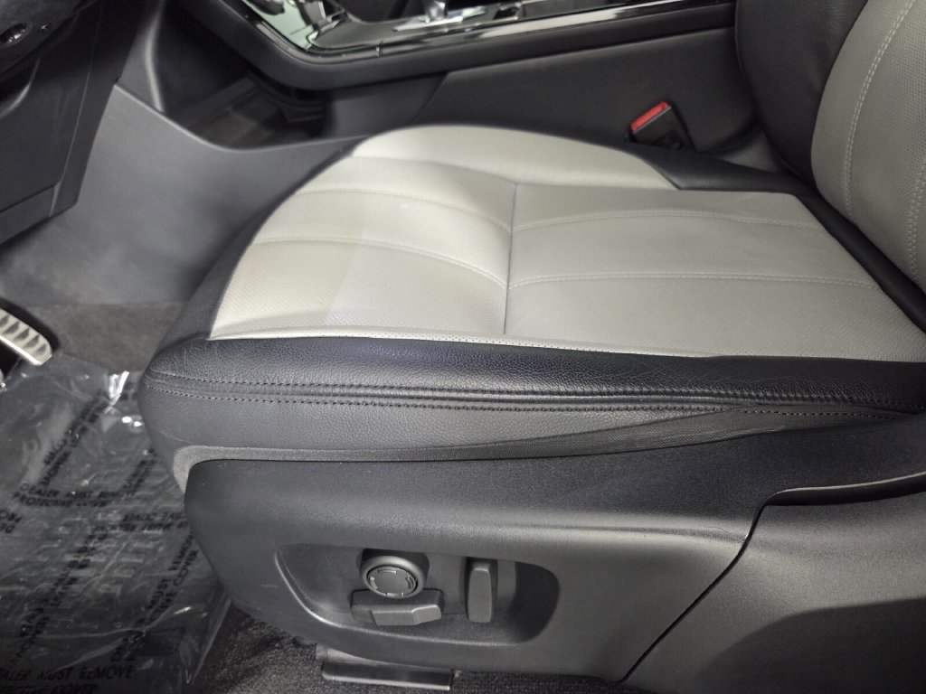 Used 2023 Land Rover Range Rover Evoque R-Dynamic S AWD/4WD image 10