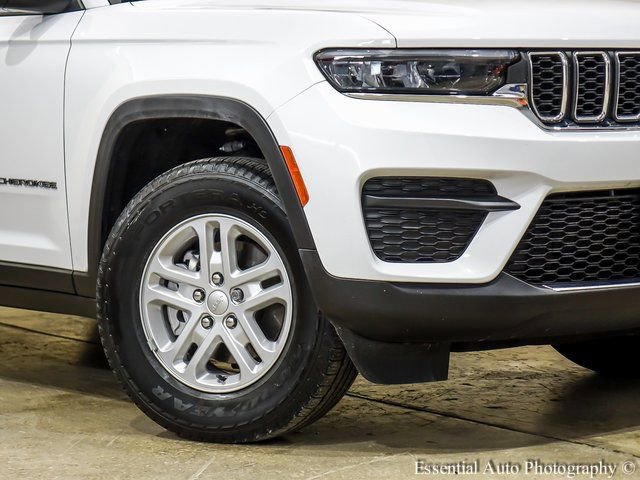 Used 2023 Jeep Grand Cherokee Laredo image 3