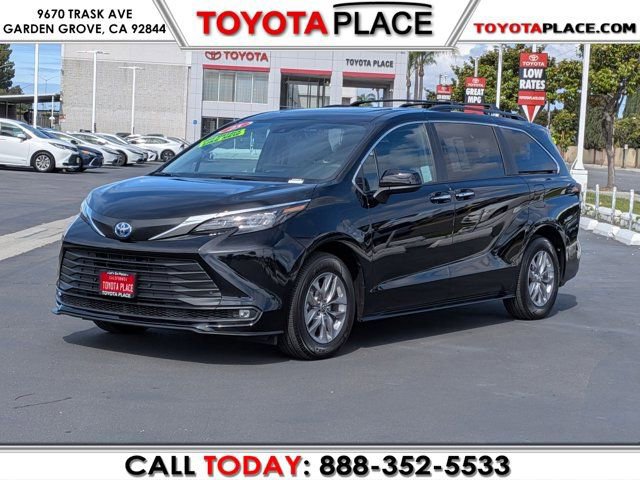 Used 2025 Toyota Sienna XLE FWD image 1