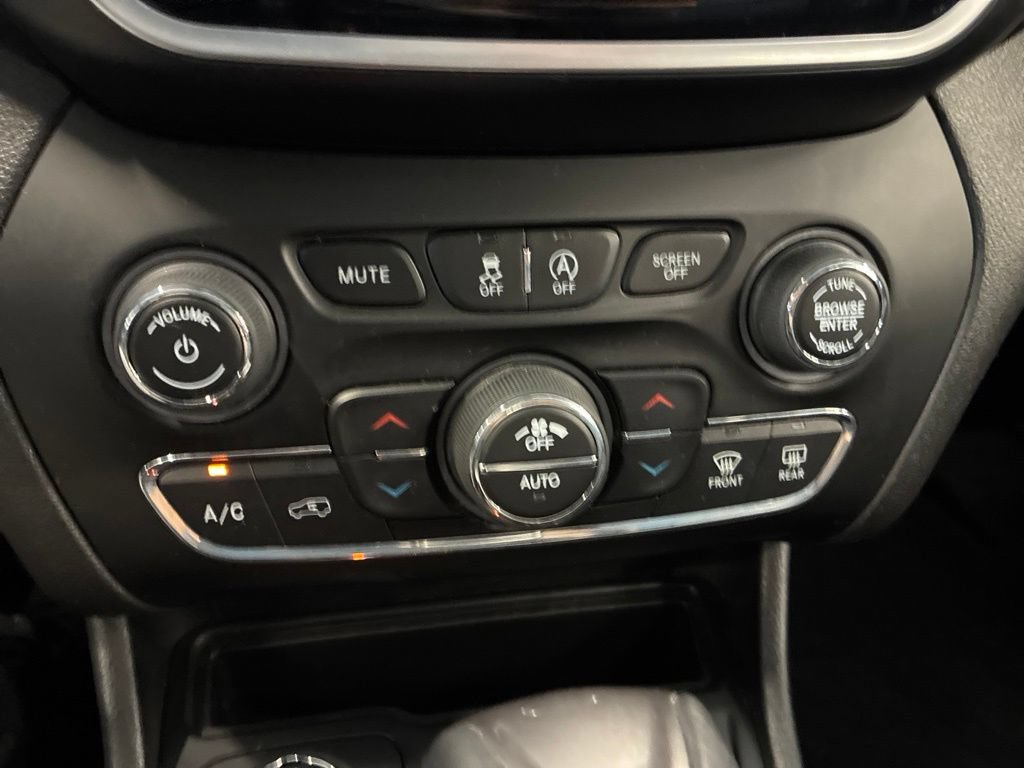 Used 2019 Jeep Cherokee Limited AWD/4WD image 28
