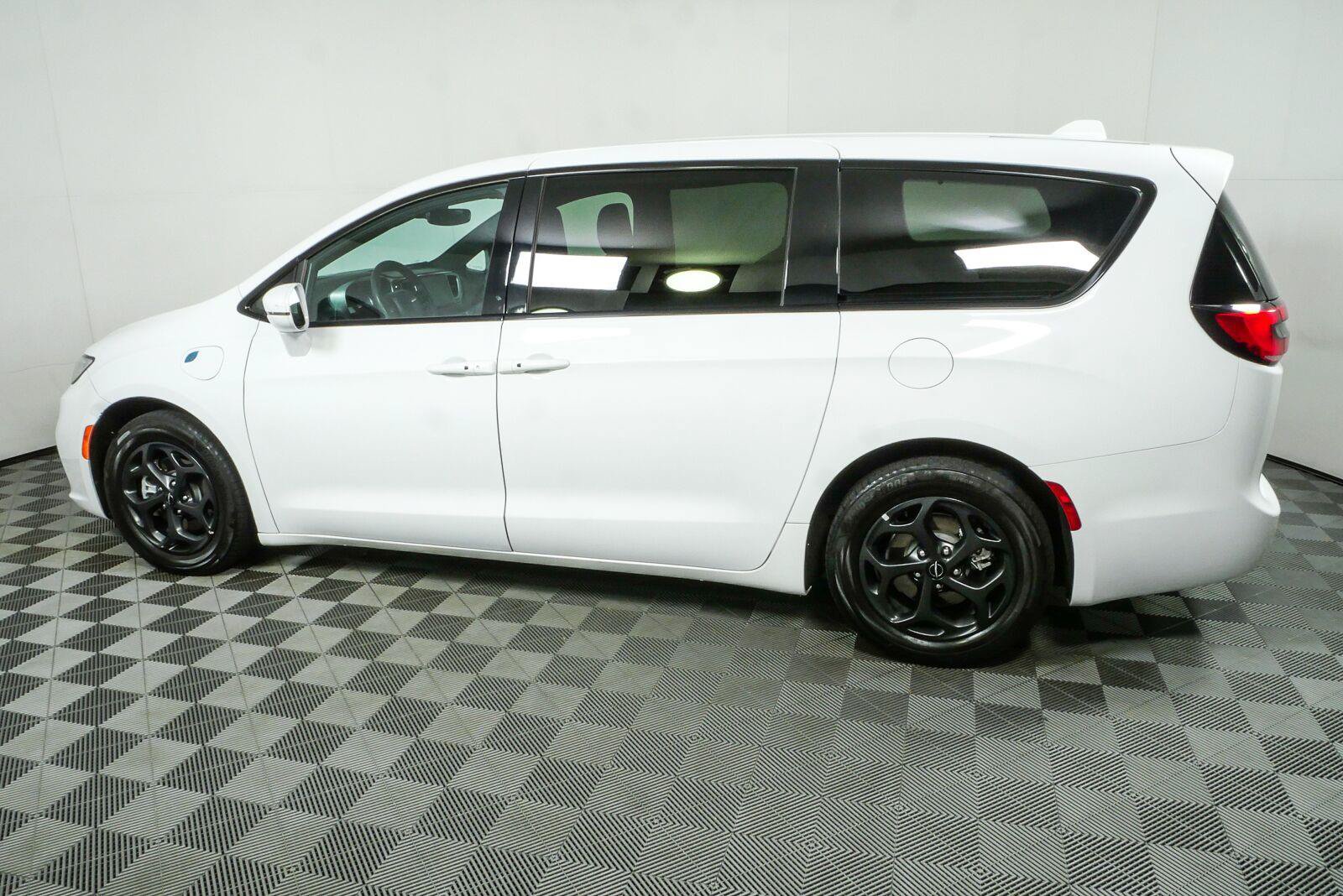 Used 2022 Chrysler Pacifica Touring-L w/ S Appearance Package FWD image 28