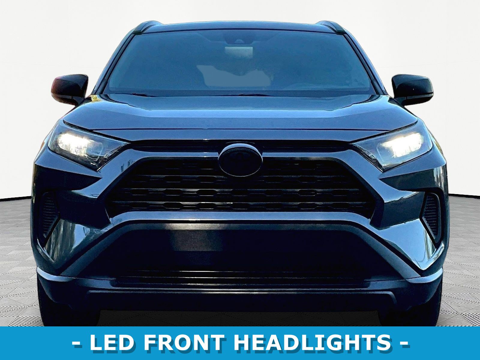 Used 2019 Toyota RAV4 LE FWD image 2