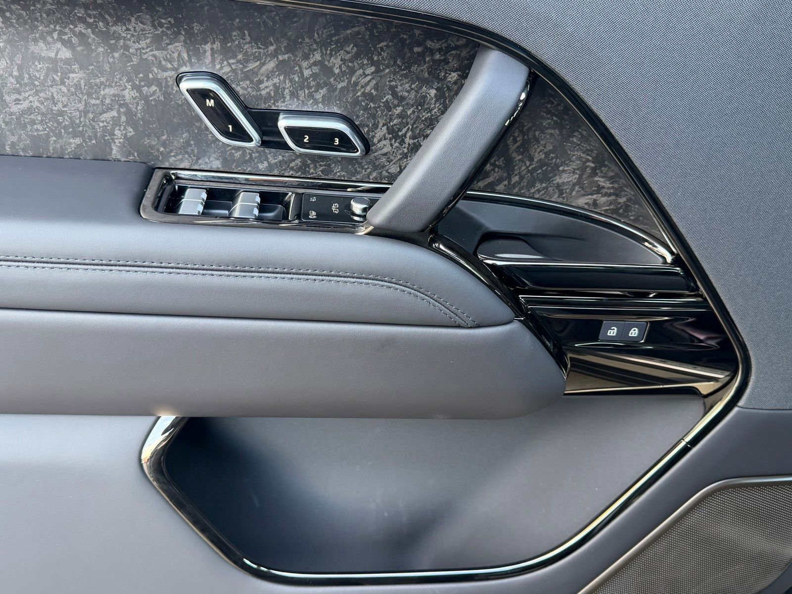 New 2026 Land Rover Range Rover Sport SV image 24