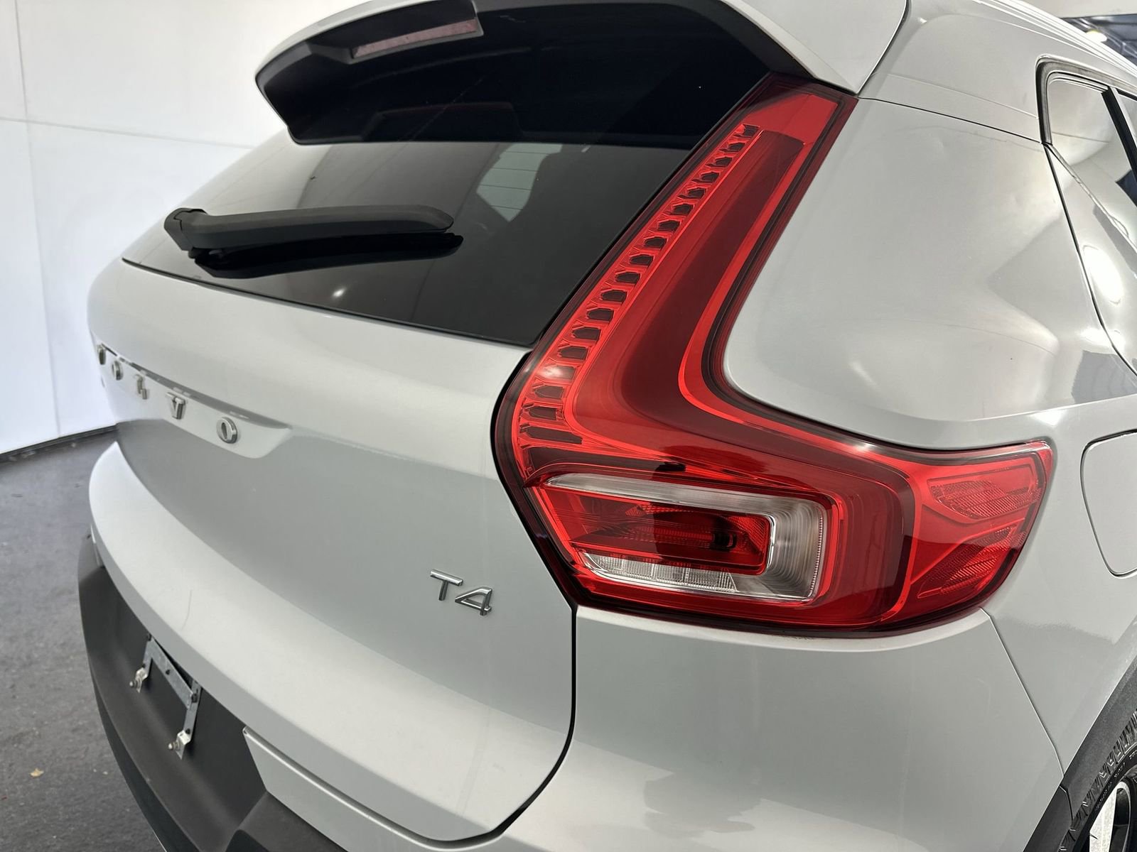 Used 2021 Volvo XC40 T4 Momentum w/ Protection Package Premier image 30