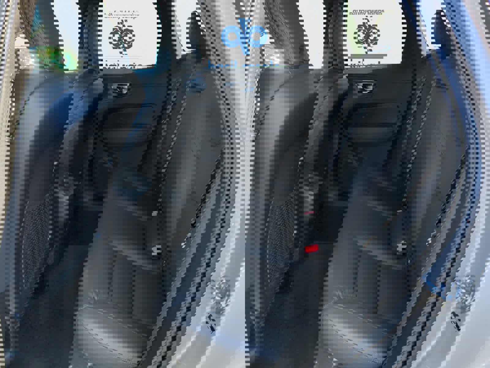 Used 2025 Volvo XC60 B5 Plus image 15