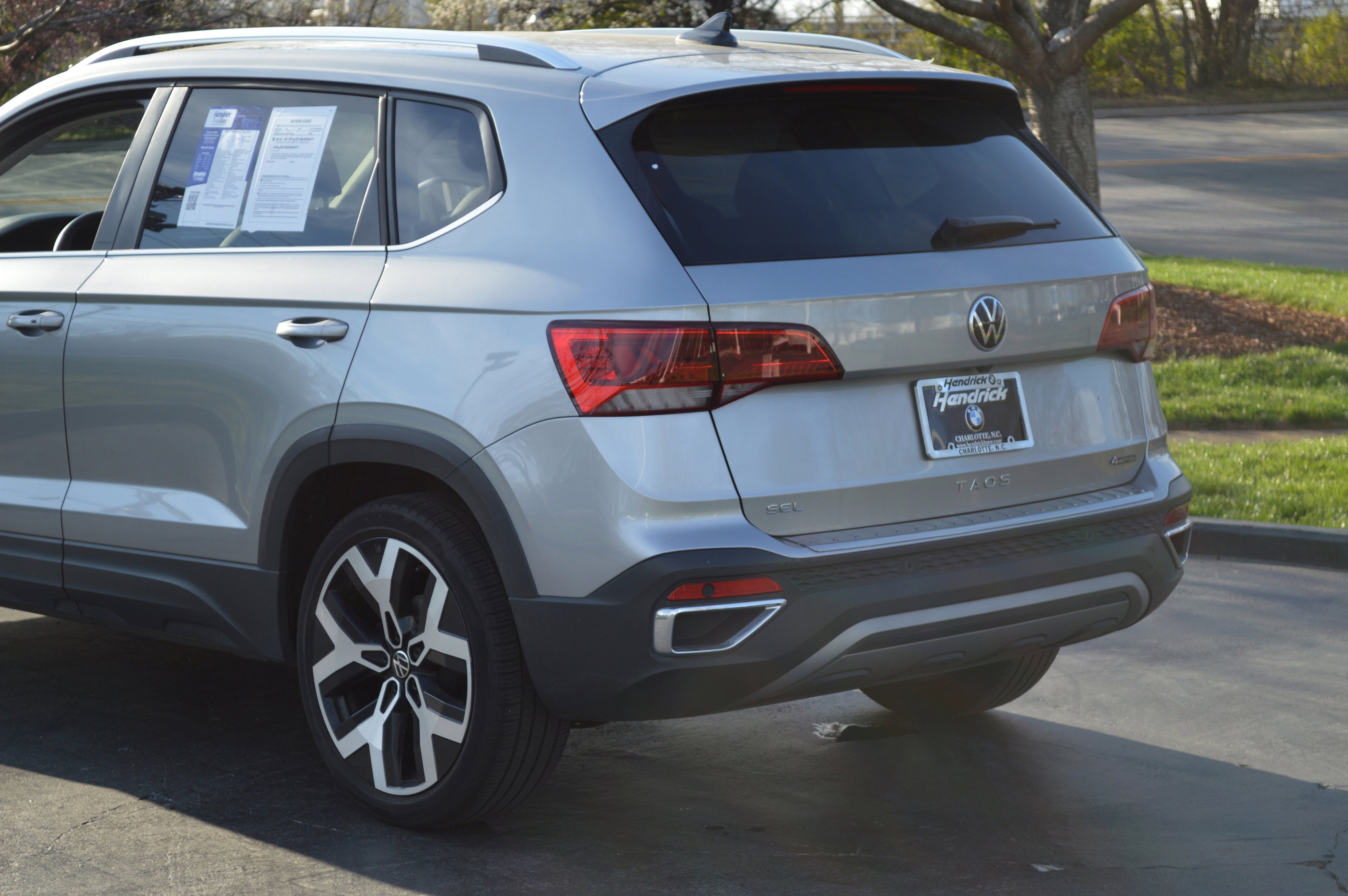 Used 2022 Volkswagen Taos SEL image 3