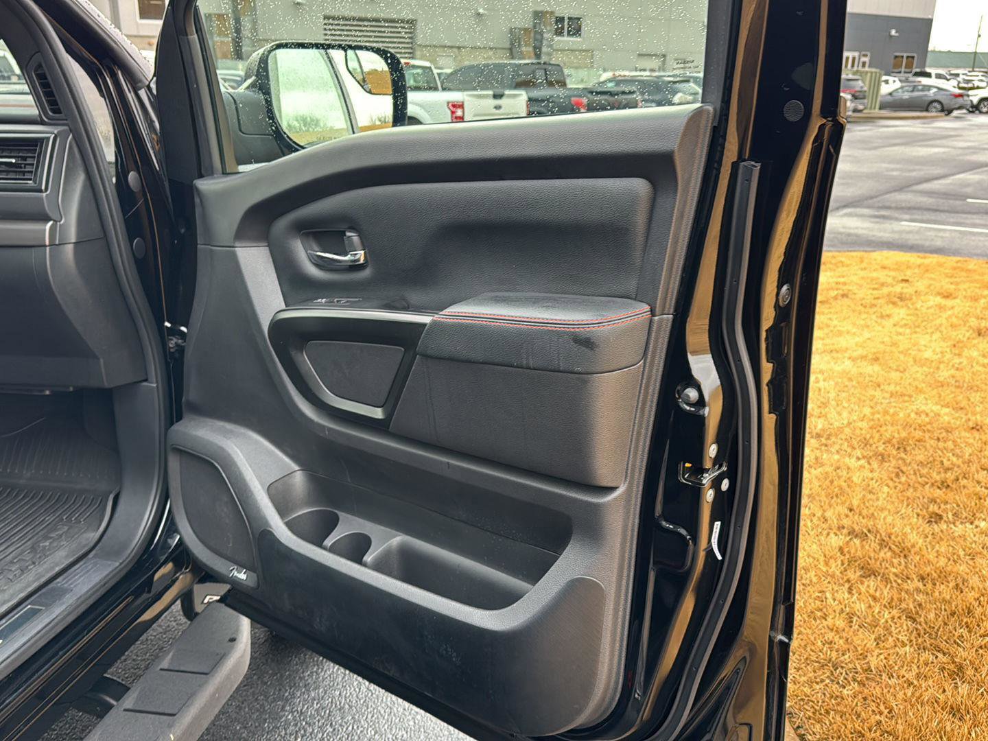 Used 2024 Nissan Titan PRO-4X w/ Pro-4x Convenience Package image 12